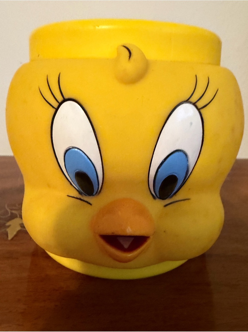 Warner Bros. Tweety Bird Yellow drinking plastic mug with Blue Eyes